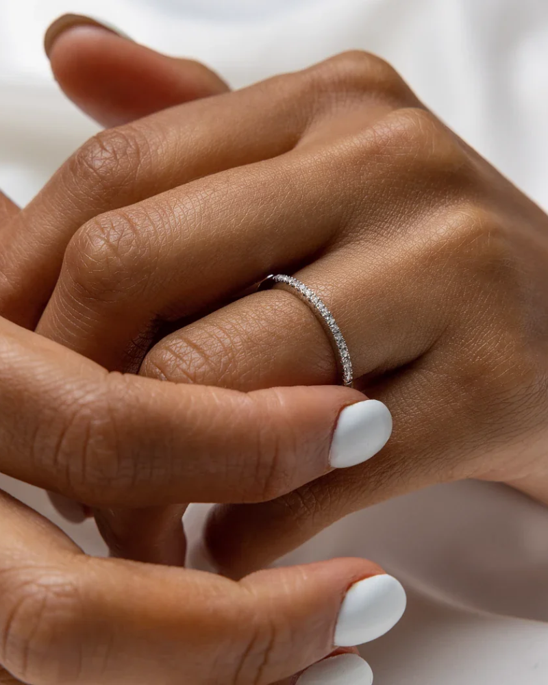 Enkel elegans med minimalistisk förlovningsring