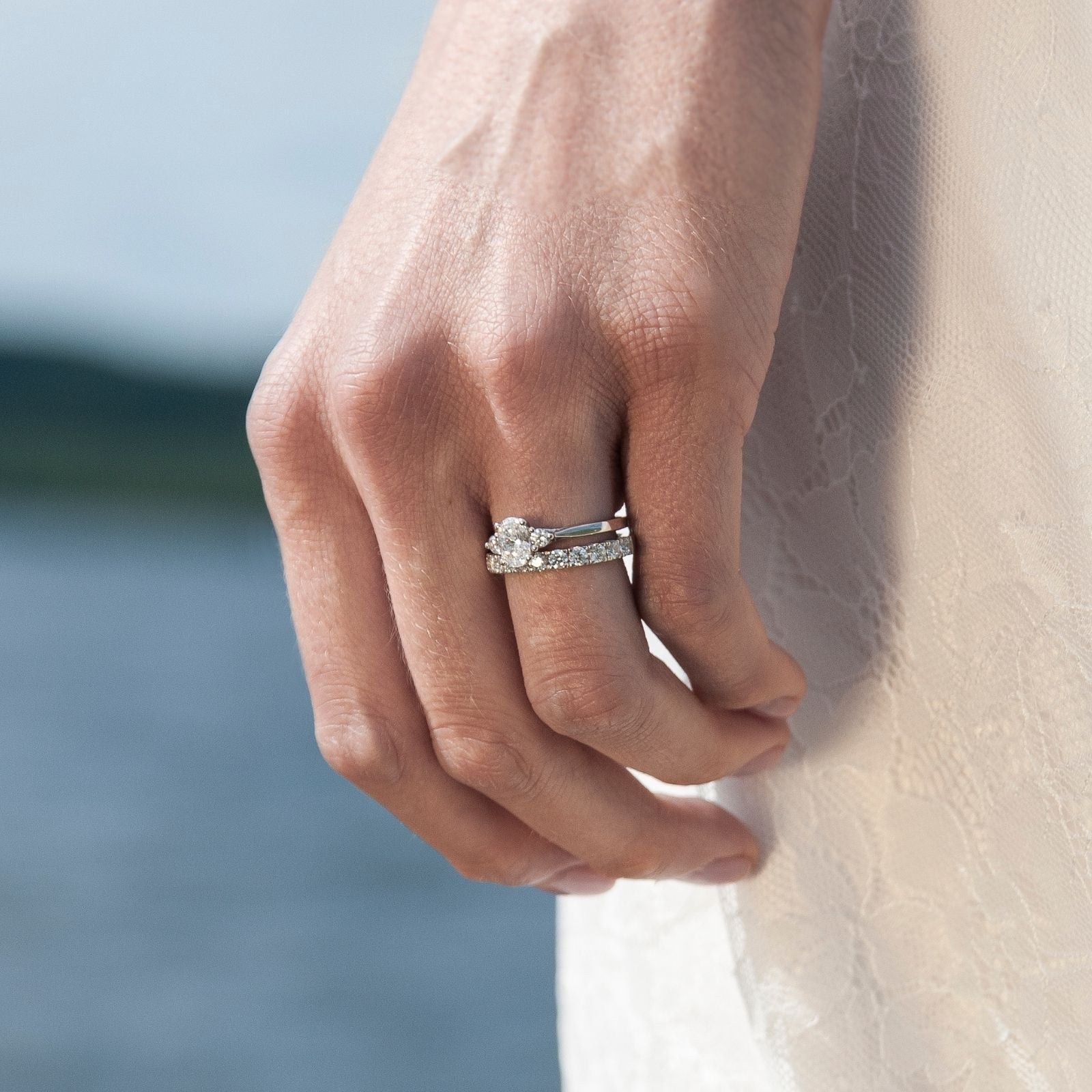 Vigselring med diamant Eterna från Schalins, närbild på diamatring och alliansring