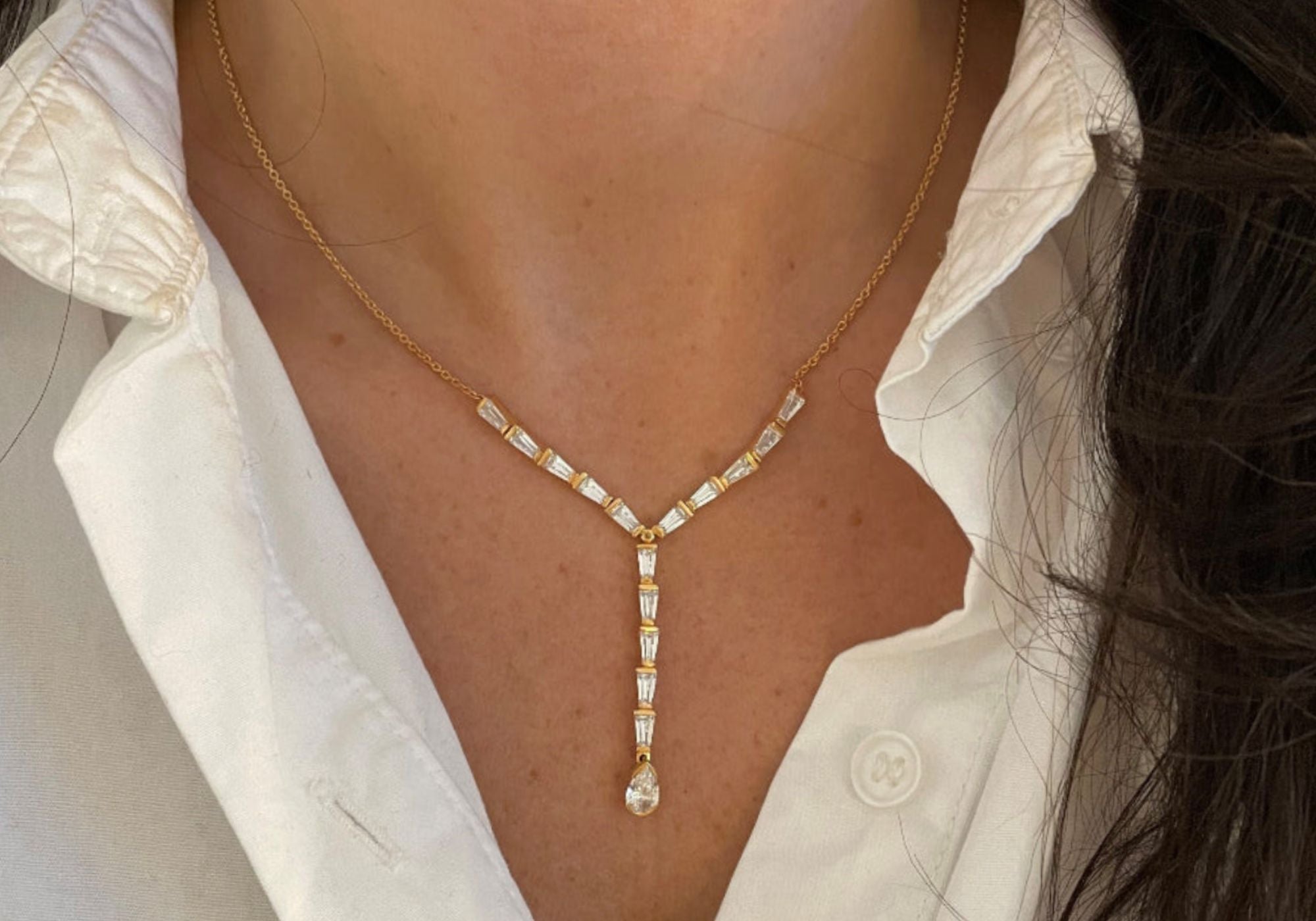 Närbild på vackert diamanthalsband i rött guld.