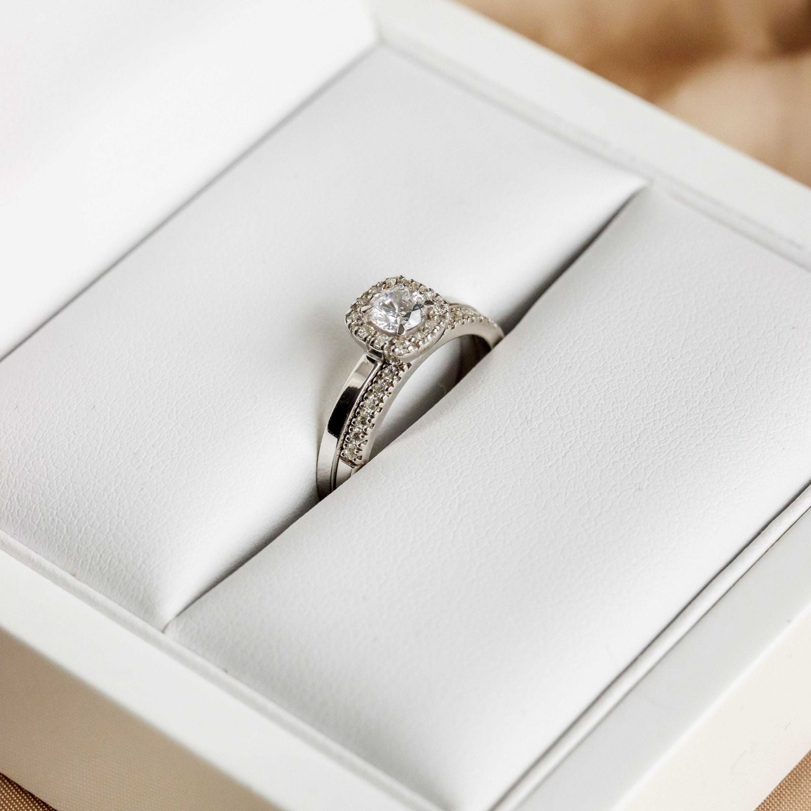 Vigselring i ask med diamant från Schalins