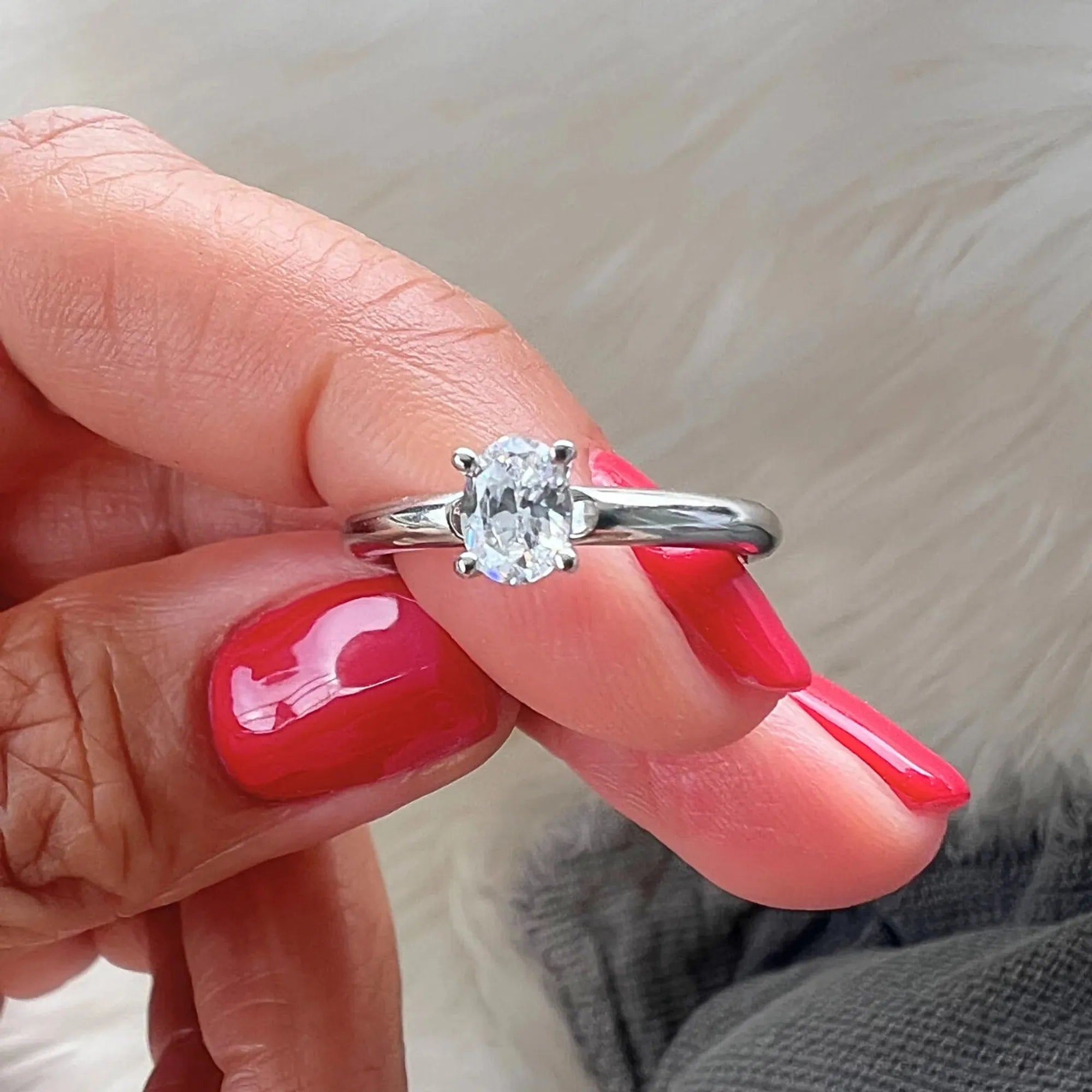 S_AURE_OVAL_SI935__hand_6