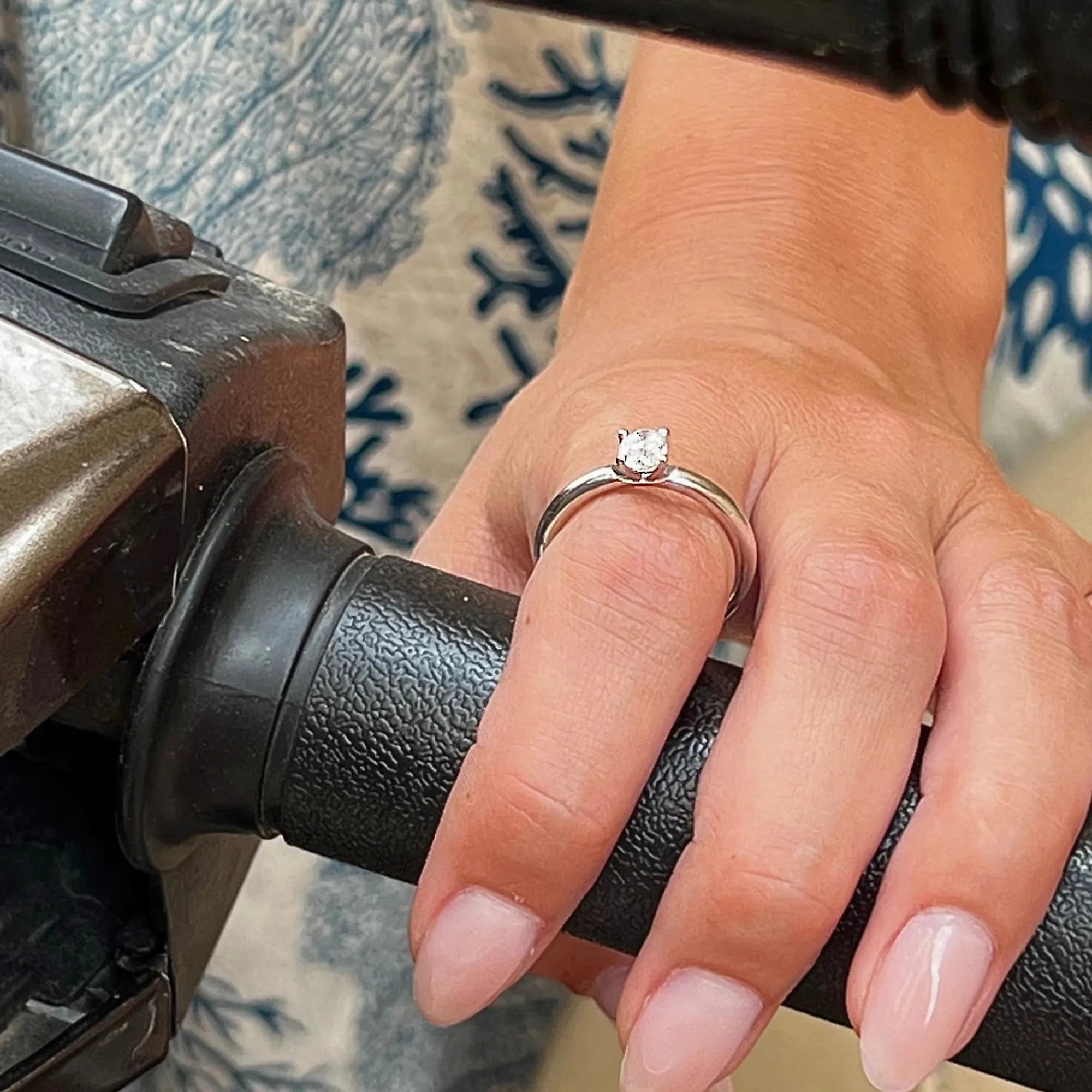 S_AURE_OVAL_SI935__hand_8