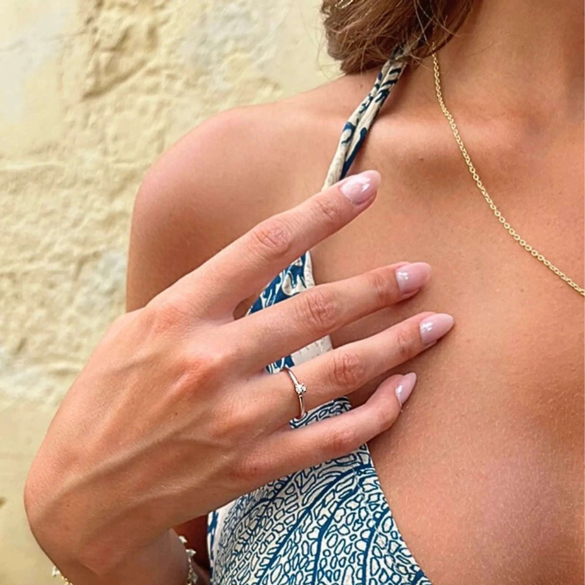 S_AURE_OVAL_VG18K__hand_5