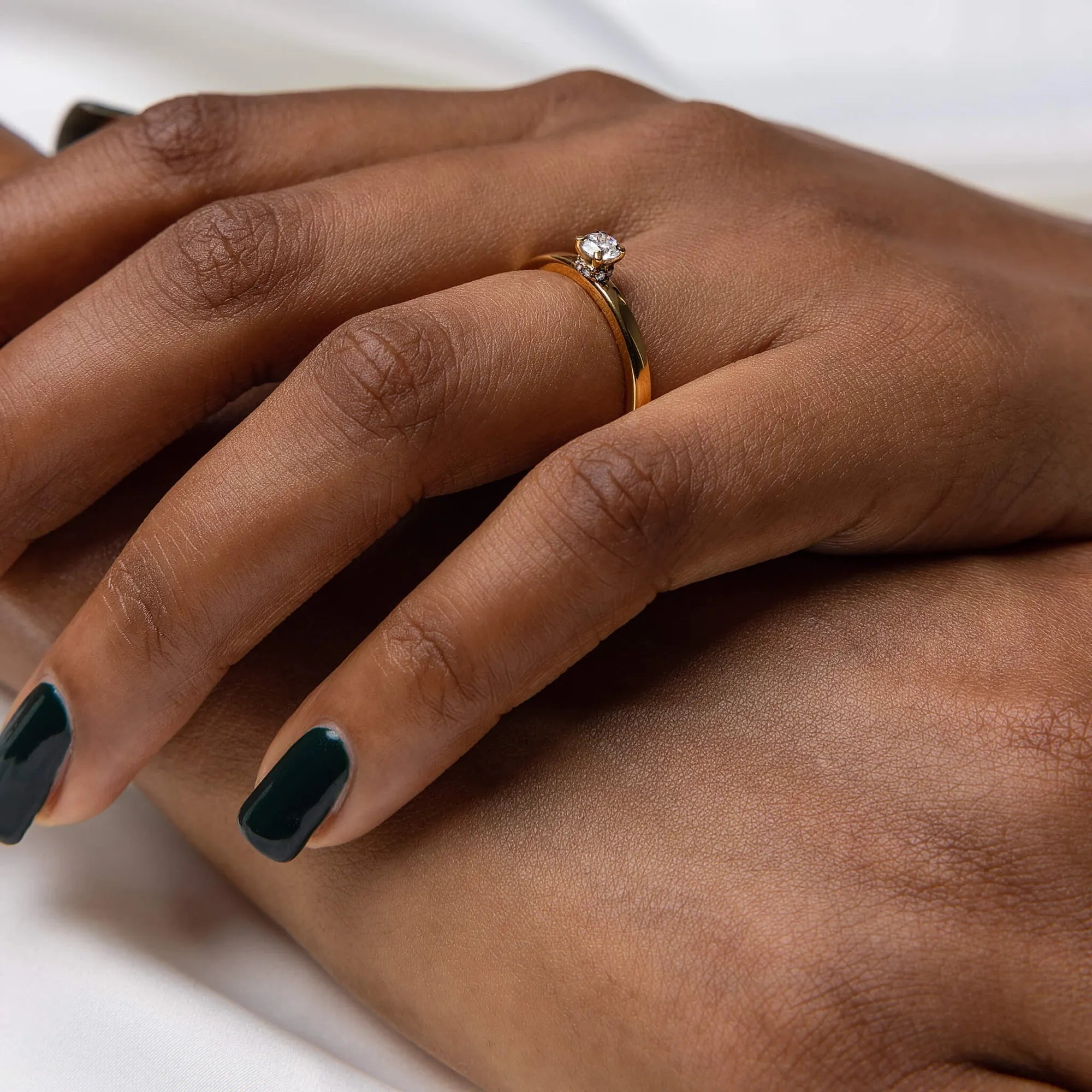 S_Love13_GU18K__hand_3