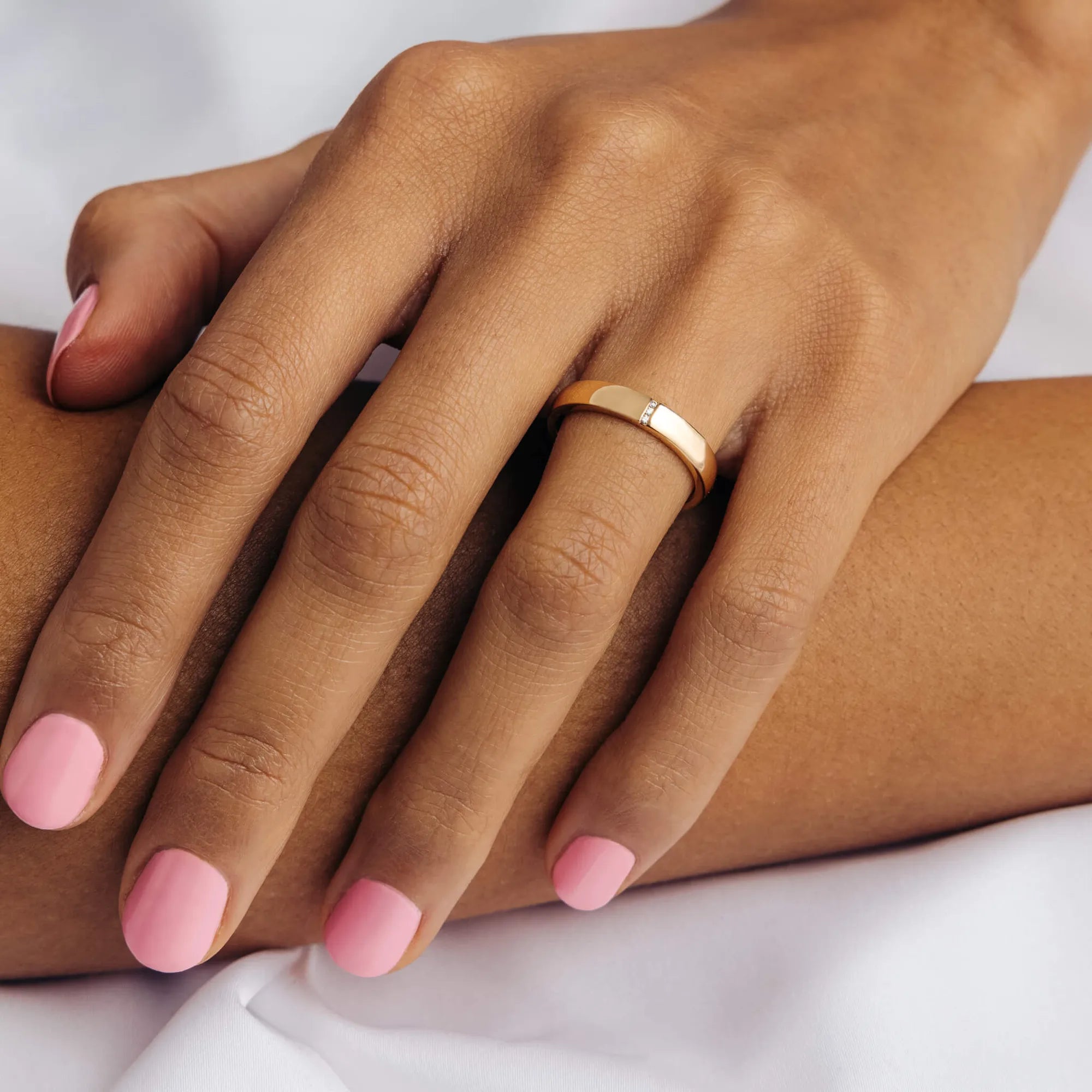 S_SR2032_GU18K__hand_3