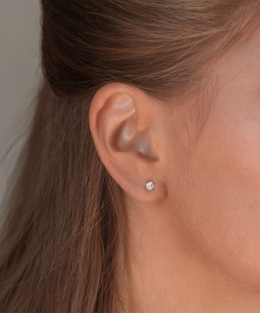 Närbild på kvinna med diamantstuds i örat