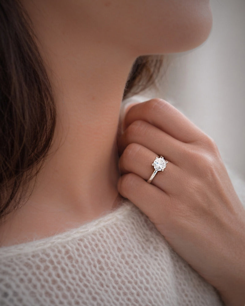 Hand med briljantslipad lab grown diamant i solitärring från North kollektionen