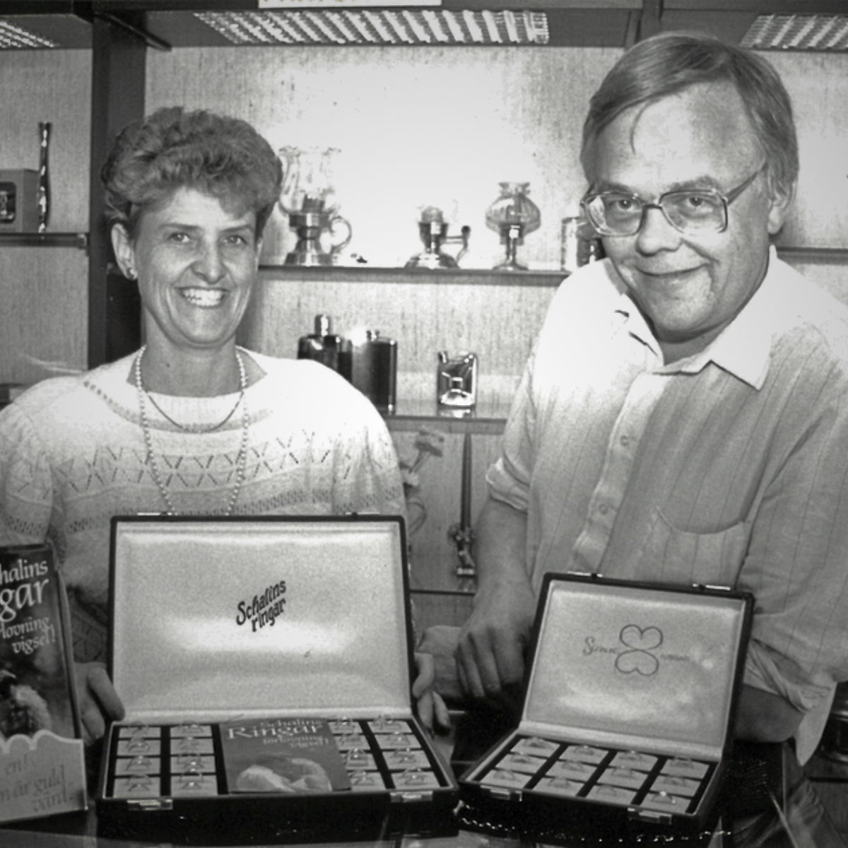 Örjan Schalin presenterar kaffeskedar i butik i Östersund, Jämtland, Sverige - en del av Schalins historia och hantverkstradition