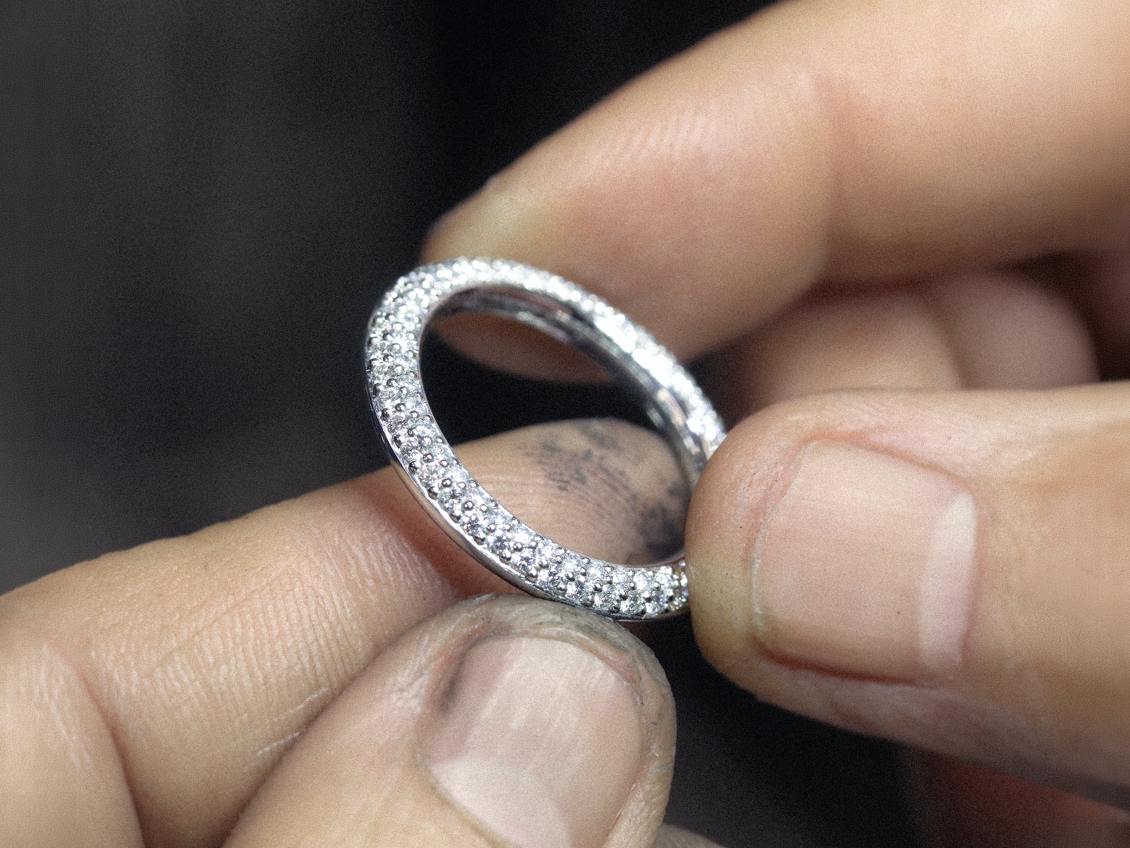 Juvelfattare arbetar för hand med en Aure Pavé diamantring i Schalins verkstad i Jämtland.