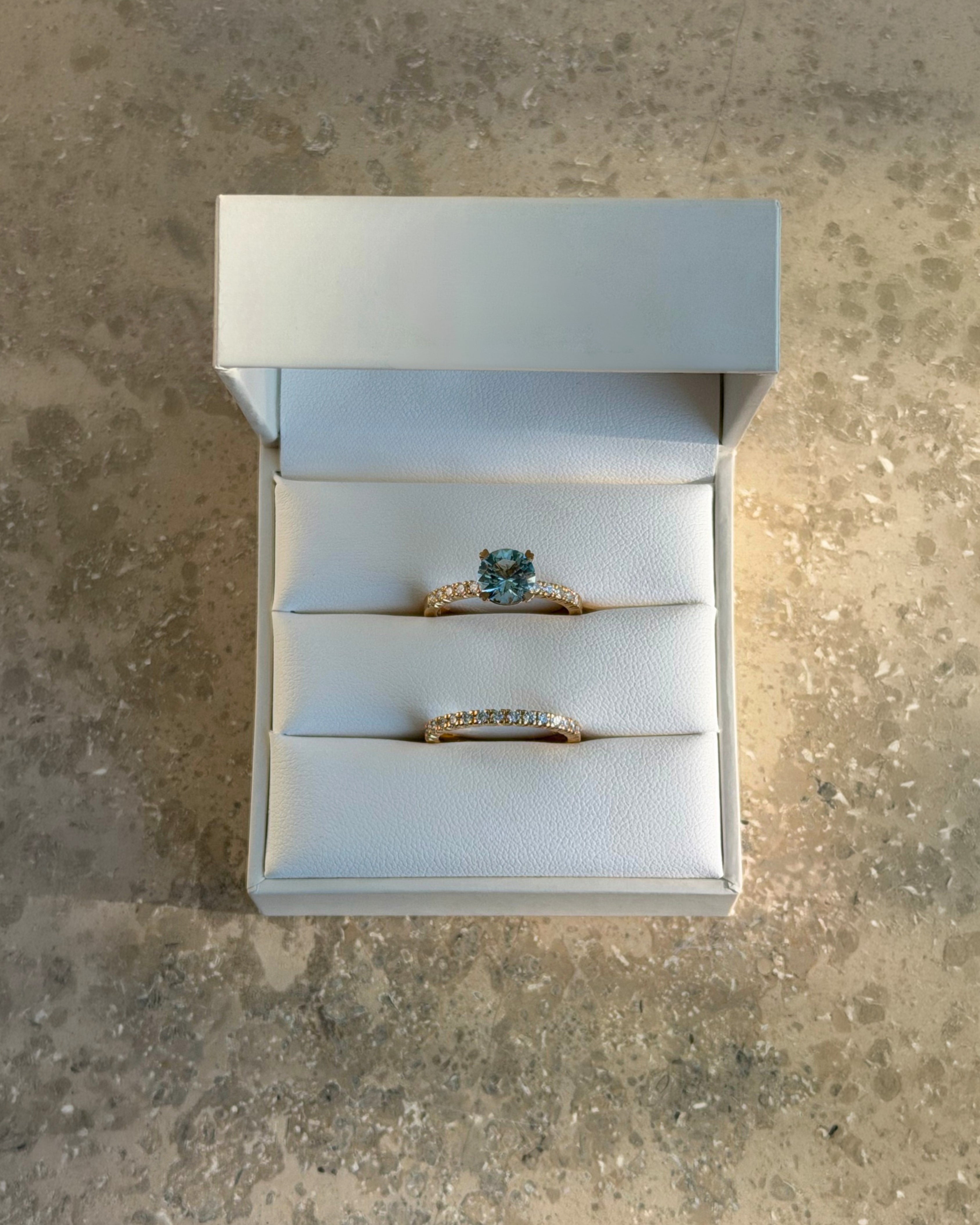 Öppen ringask från Schalins med Fairytale-ring med blå ädelsten och matchande alliansring i guld