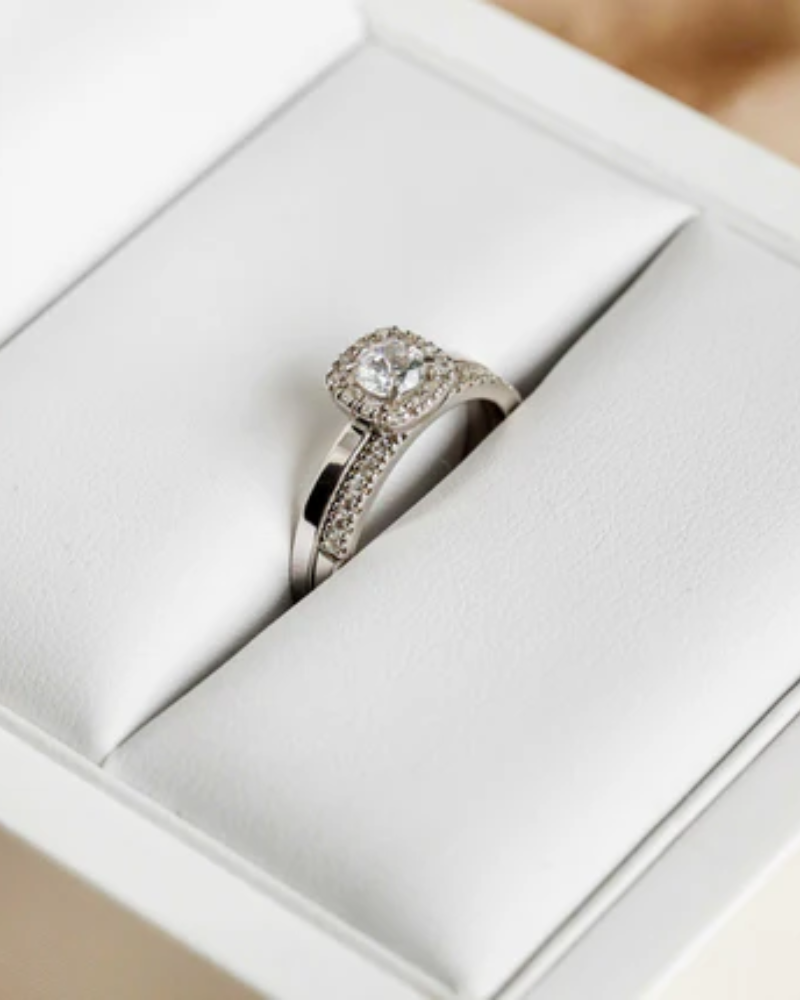 Förlovningsring i vitguld med diamant