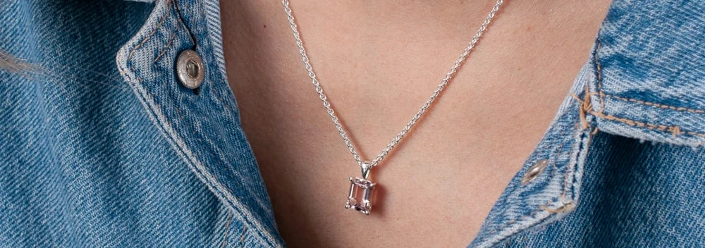 Bilden visar smycken, ett halsband med rosa ädelsten