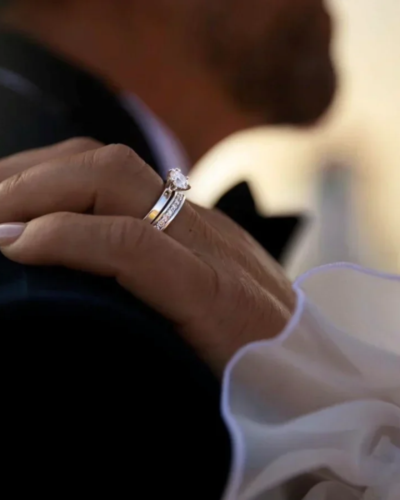 Vilken hand har man förlovningsringen på?