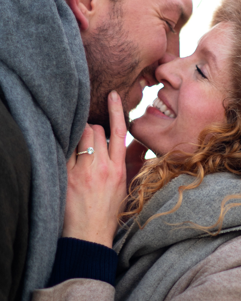 Frida Sömskar förlovning - förlovningsring ädelsten 