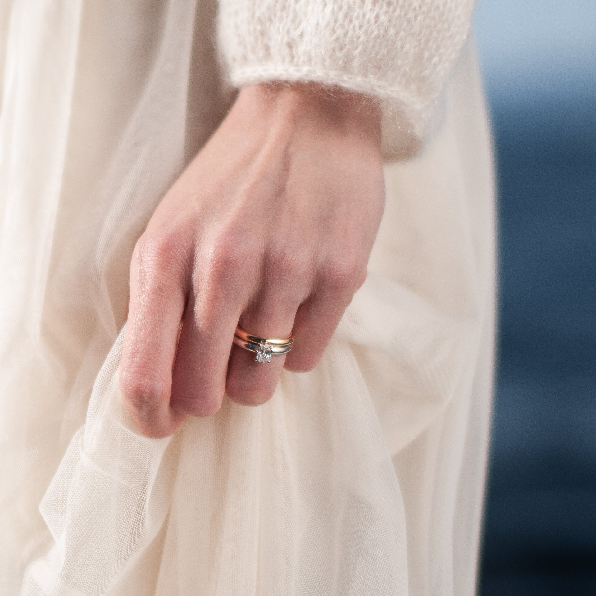 Aure - diamantring och slät ring i guld 