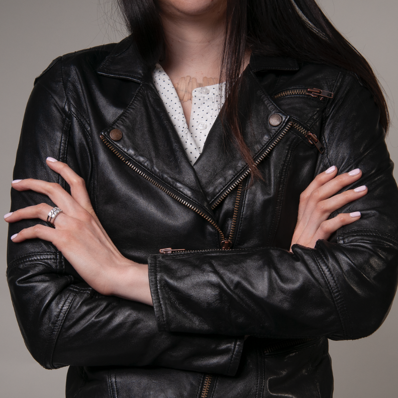 Närbild på en kvinna som str med armarna i kors. Ringar med diamanter och i platina ur kollektionen Rocky. 