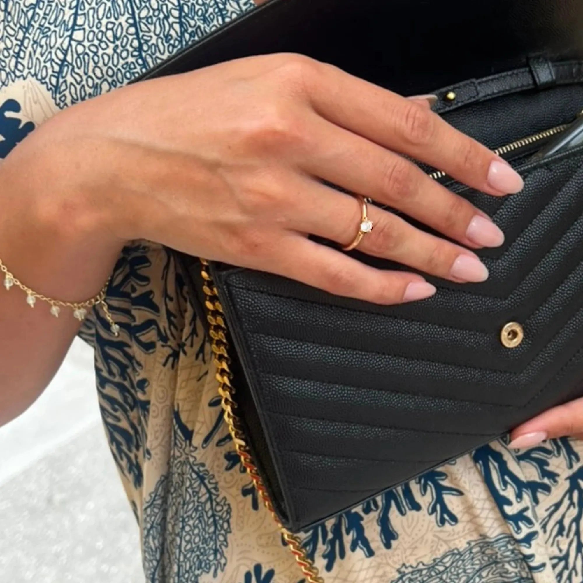 S_AURE_BRILLIANT_RG18K__hand_2