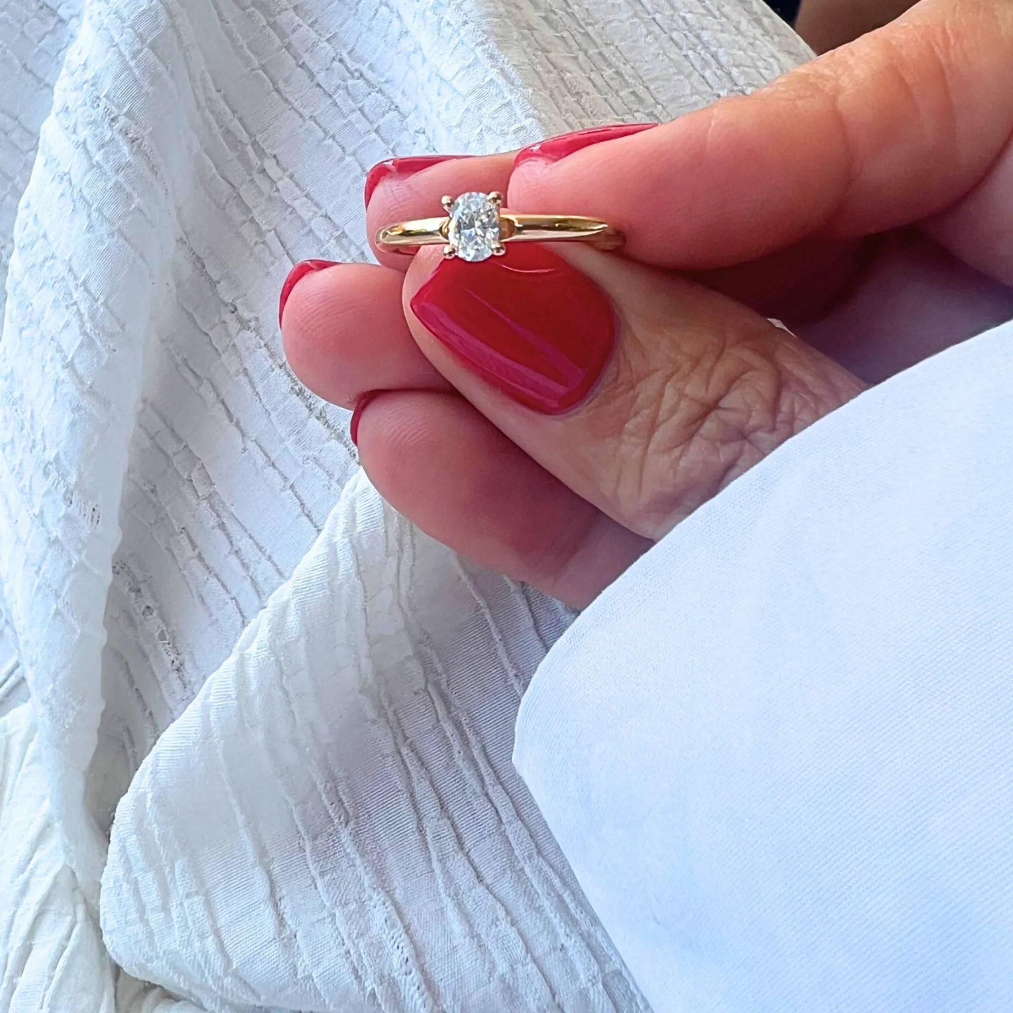 S_AURE_OVAL_RG14K__hand_7