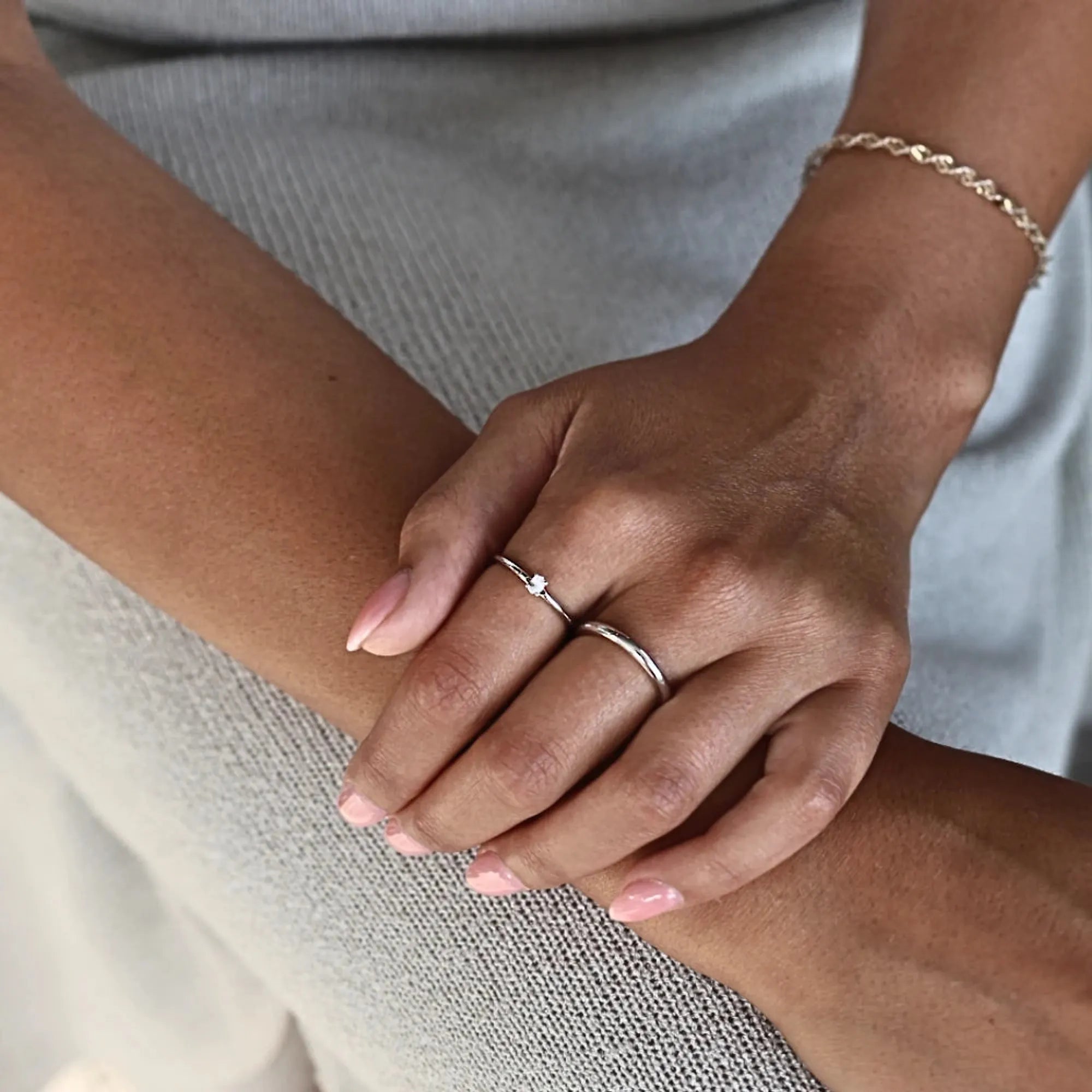 S_AURE_OVAL_VG18K__hand_8