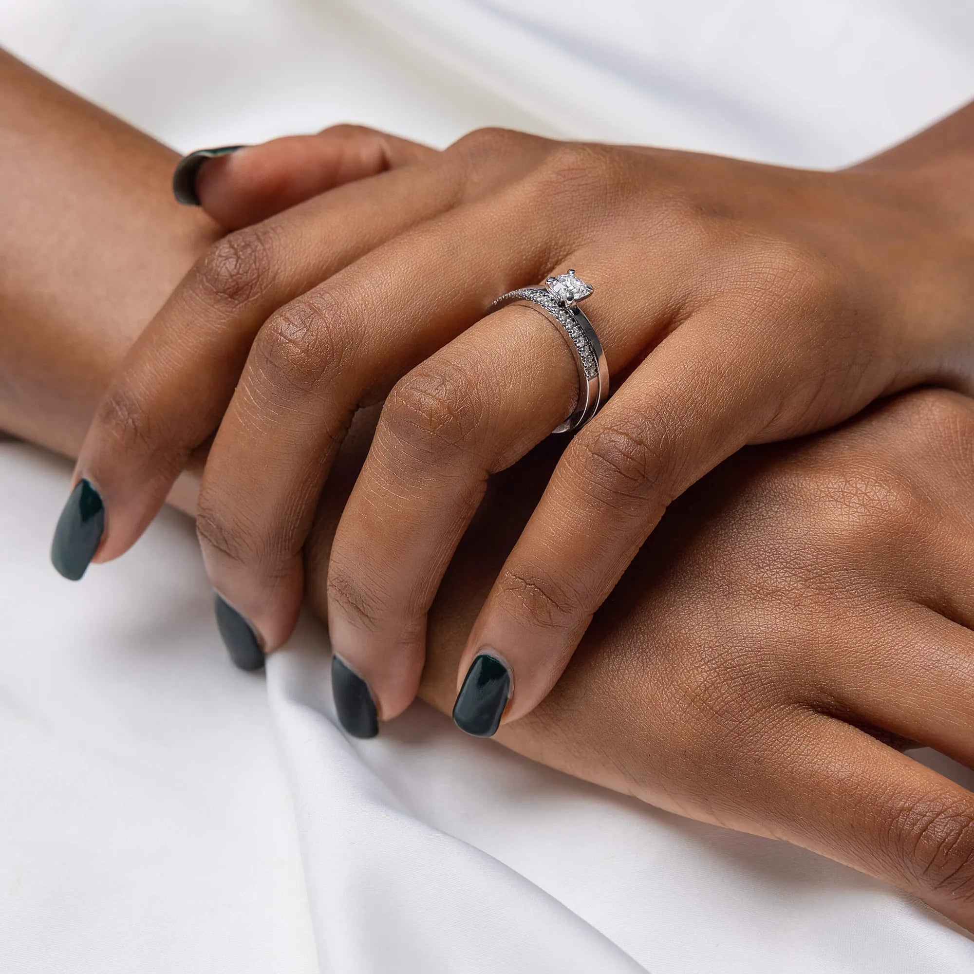 S_Love10_Pt950__hand_4