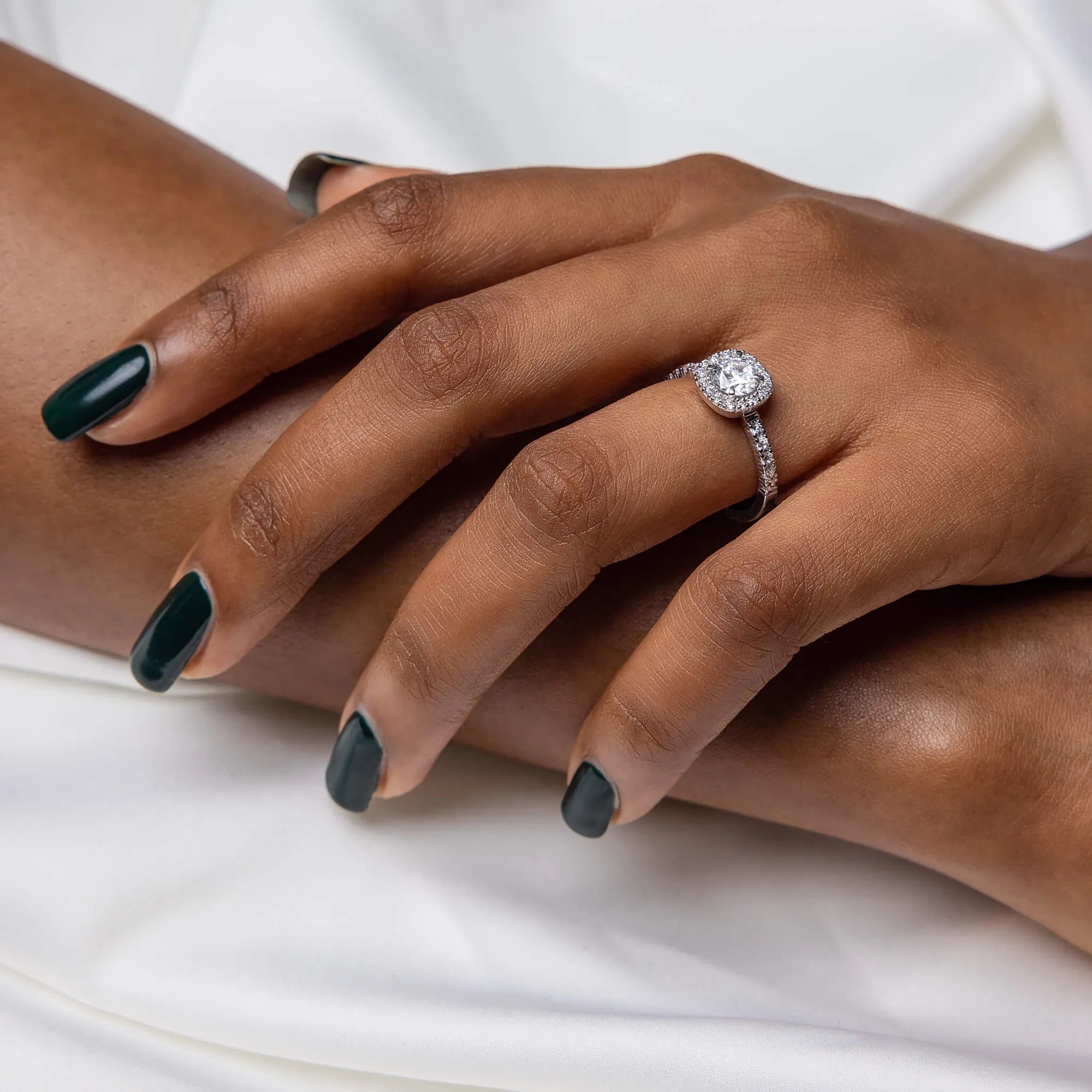 S_Love18_VG18K__hand_3