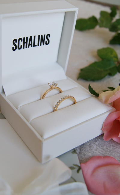 Närbild på vigselringar i smyckesask 