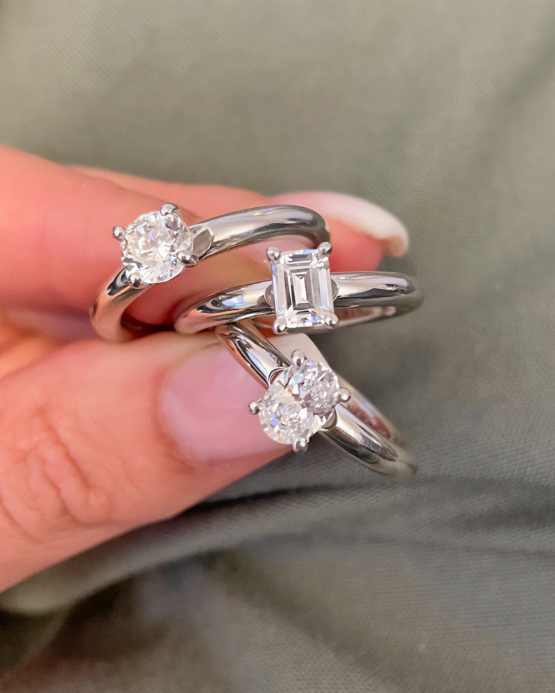 Diamantringar i vitguld från Schalins Aure kollektion med olika slipningar som rund, oval och emerald cut