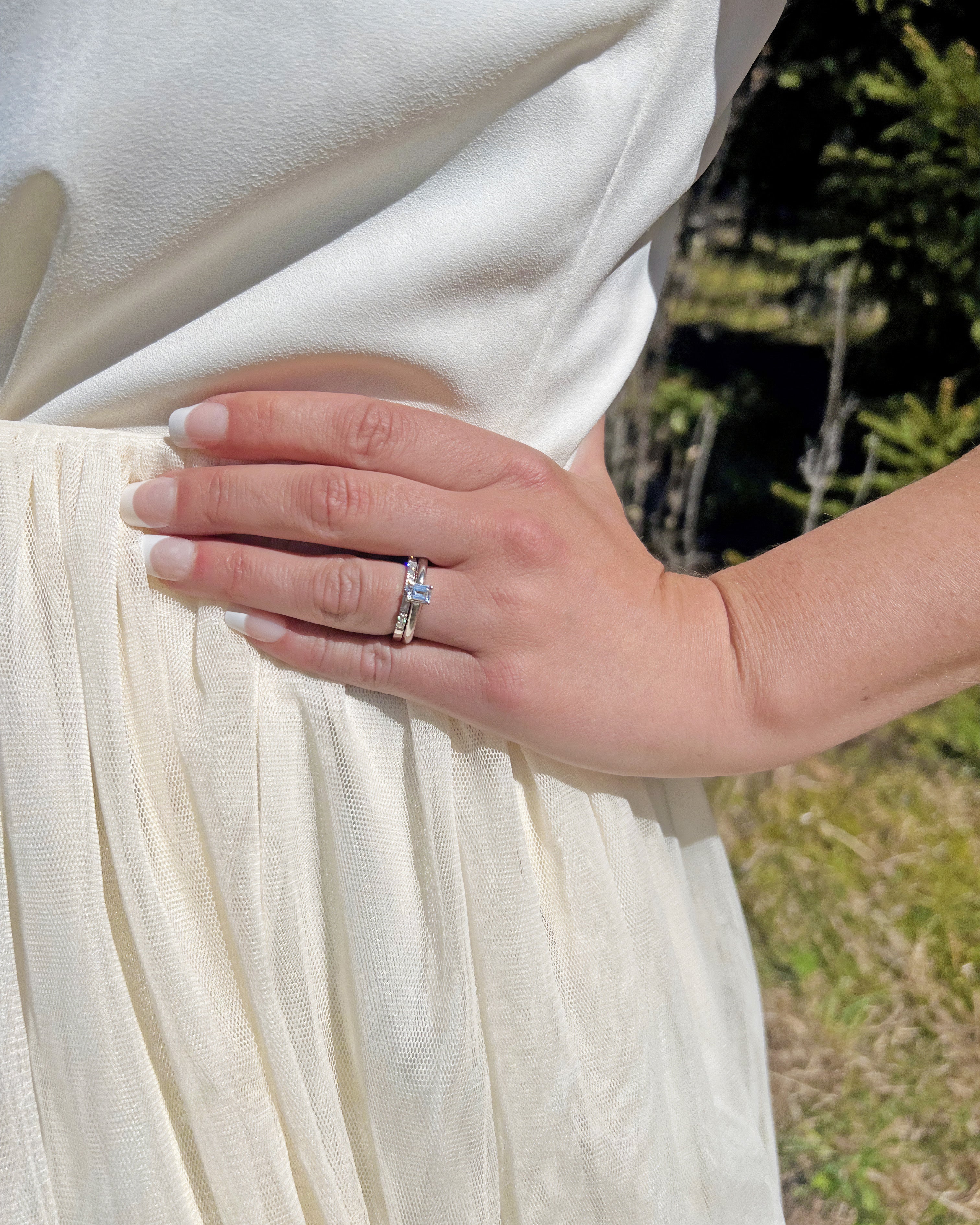 Ring stack with engagement ring and eternity band in gold from the Aure and Eterna collections