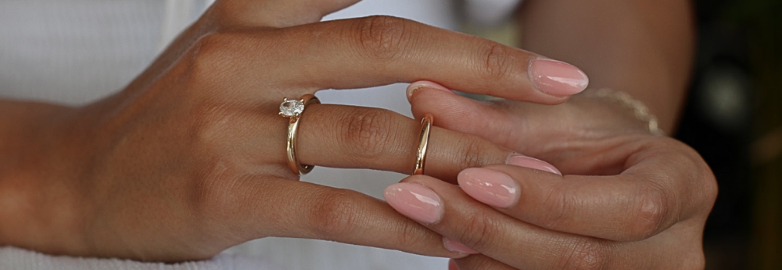 Kvinna bär ring från Aure kollektionen med diamant och möjlighet till personlig gravyr från Schalins