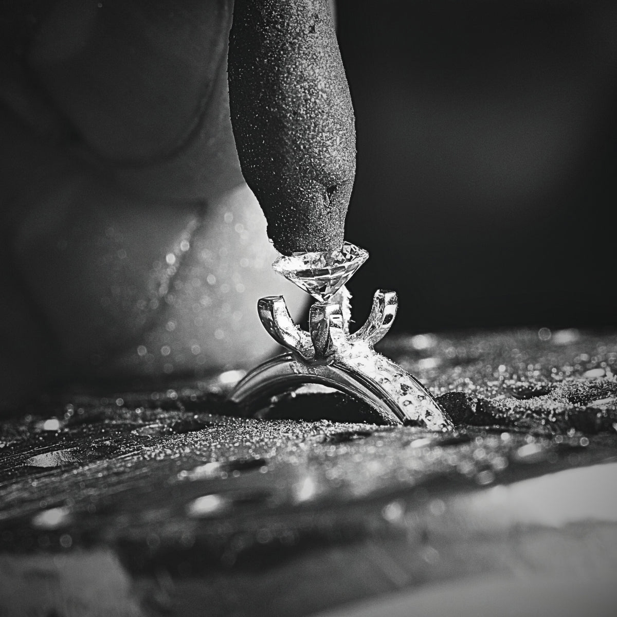 Närbild av diamant som fattas i ring - svenskt hantverk från Schalins i Östersund, Jämtland
