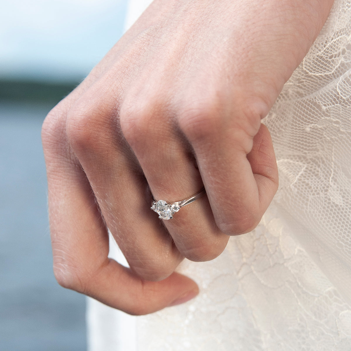 Eterna trestensring i vitguld med diamanter, designad för förlovning