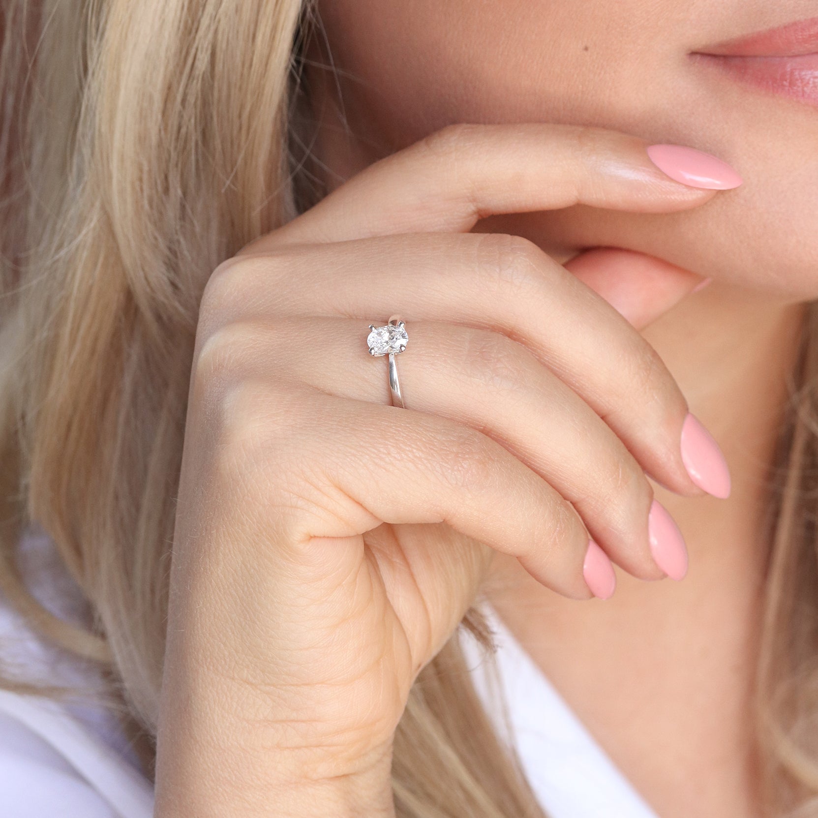North lab grown solitärring med ovalslipad diamant i vitguld, fotograferad på hand för att visa ringens passform och lyster.