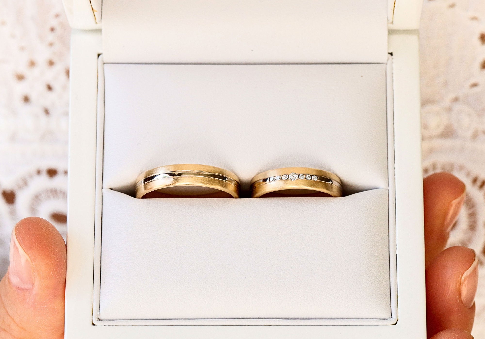 Schalins Color of Love vigselringar i guld i ask i nära detalj