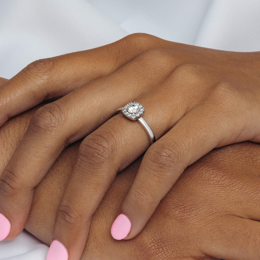 LOVE 04 - Slim halo ring in white gold – Schalins, image size:1080x1080